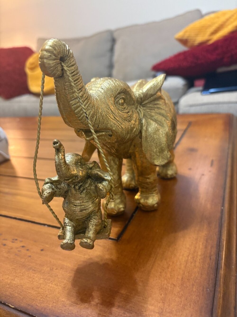 Gold painted elephant figurine - Picture 2 of 3